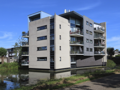 908239 Gezicht op het in het water gebouwde appartementengebouw Wilderveld 22-33 te Vleuten (gemeente Utrecht), vanaf ...
